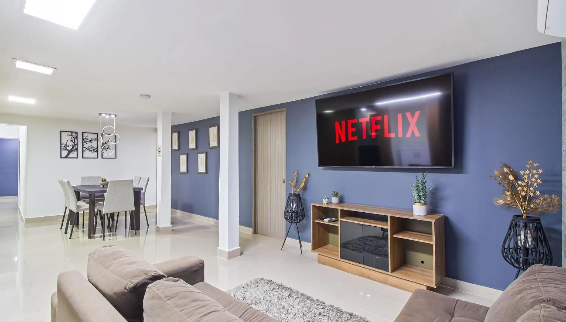 6 Bedroom Apart, With Arcade Machine, One Block From Lleras Park Medellín Apartmán