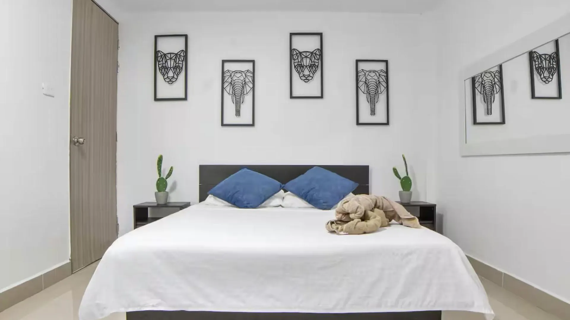 6 Bedroom Apart, With Arcade Machine, One Block From Lleras Park Medellín 0*,