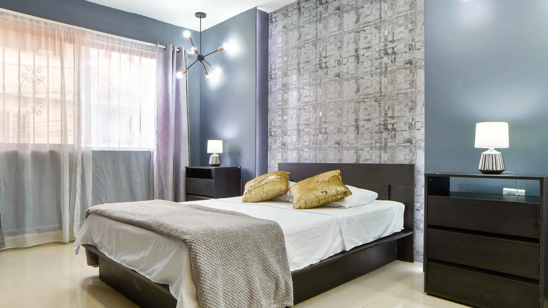 6 Bedroom Apart, With Arcade Machine, One Block From Lleras Park Medellín Apartmán