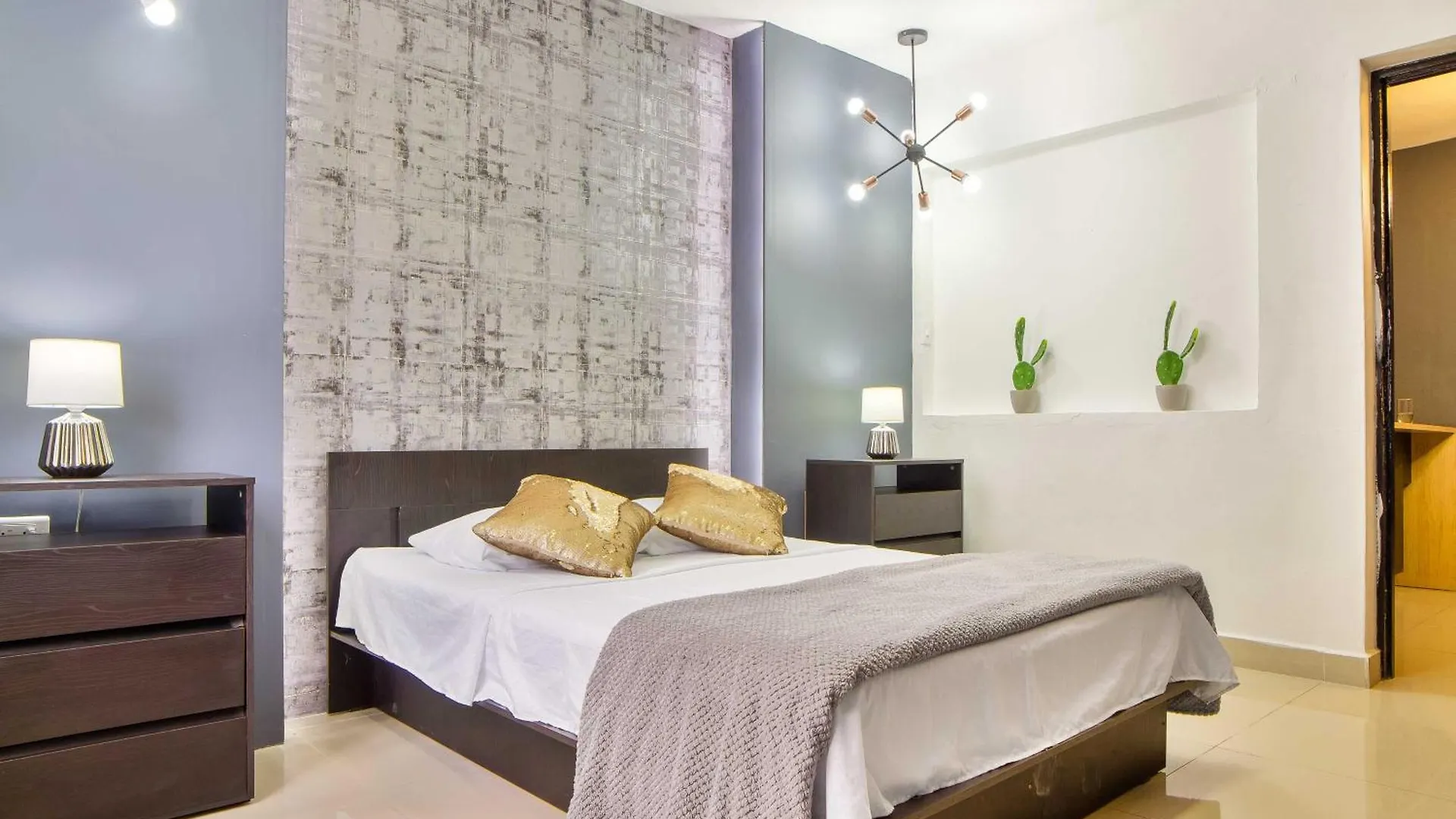 6 Bedroom Apart, With Arcade Machine, One Block From Lleras Park Medellín