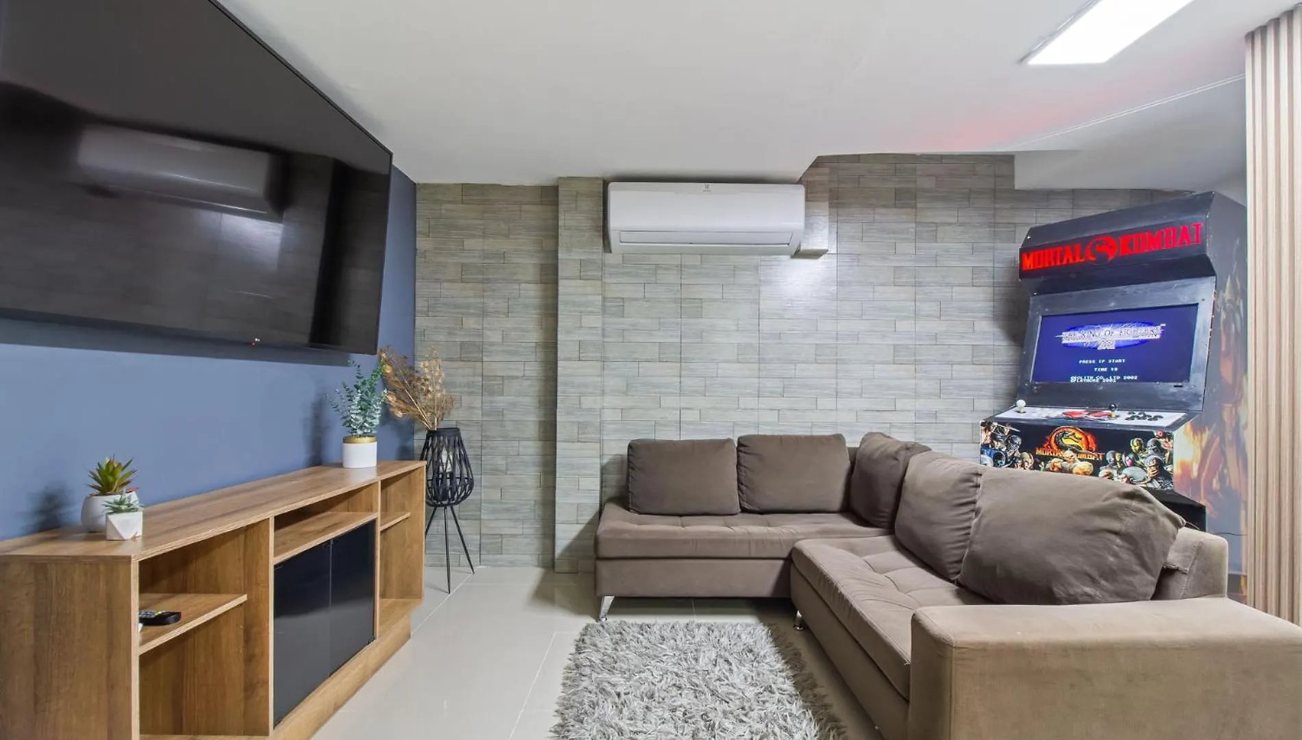 6 Bedroom Apart, With Arcade Machine, One Block From Lleras Park Medellín Kolumbie
