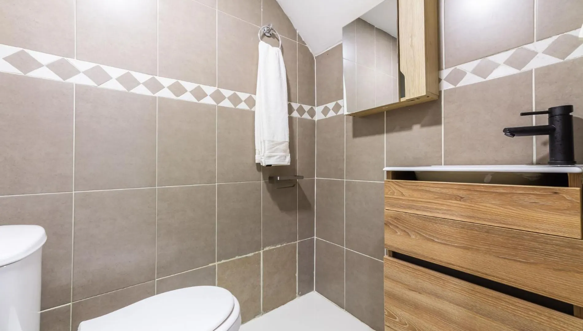 6 Bedroom Apart, With Arcade Machine, One Block From Lleras Park Медельин Апартаменты