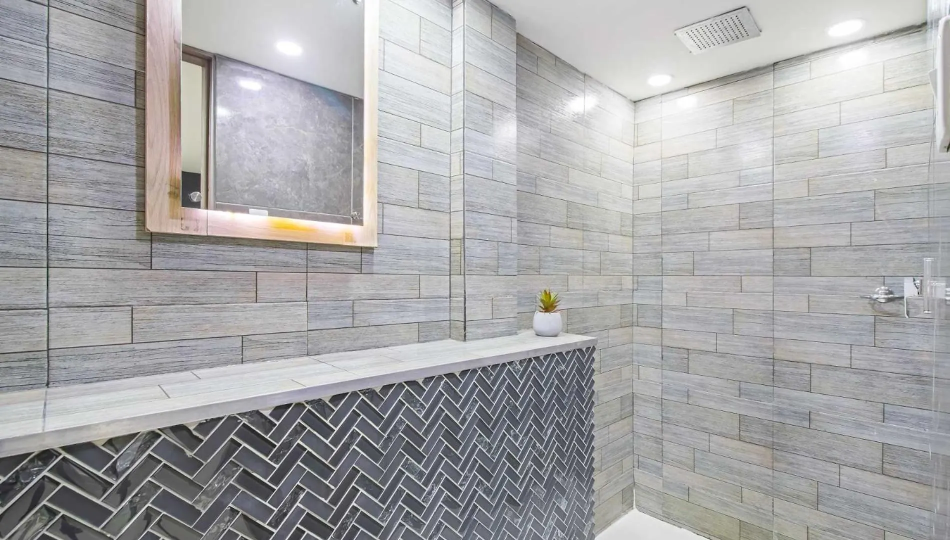 Apartamento 6 Bedroom Apart, With Arcade Machine, One Block From Lleras Park Medellín Colômbia