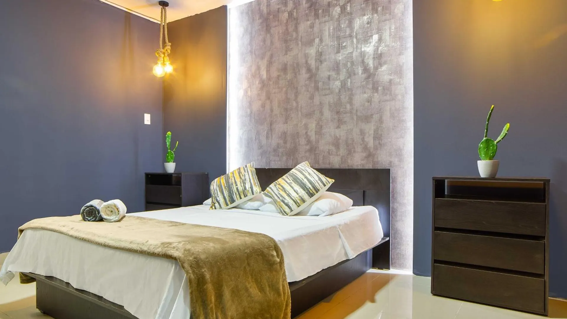 Апартаменты 6 Bedroom Apart, With Arcade Machine, One Block From Lleras Park Медельин